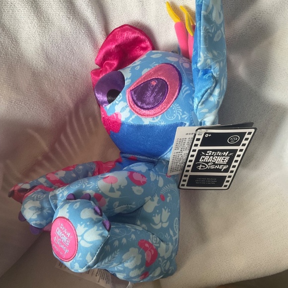 Disneys STITCH CRASHES SERIES ‘’SLEEPING BEAUTY ‘’ PLUSH - Picture 4 of 8